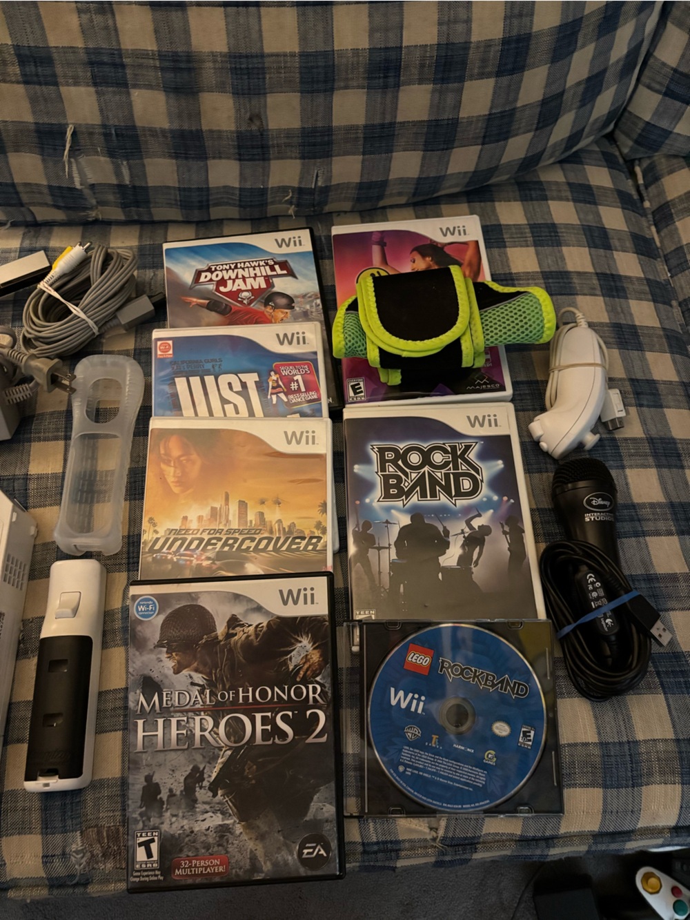 Nintendo Wii White Console bundle. RVL-101 version. 10 games w/microphone.